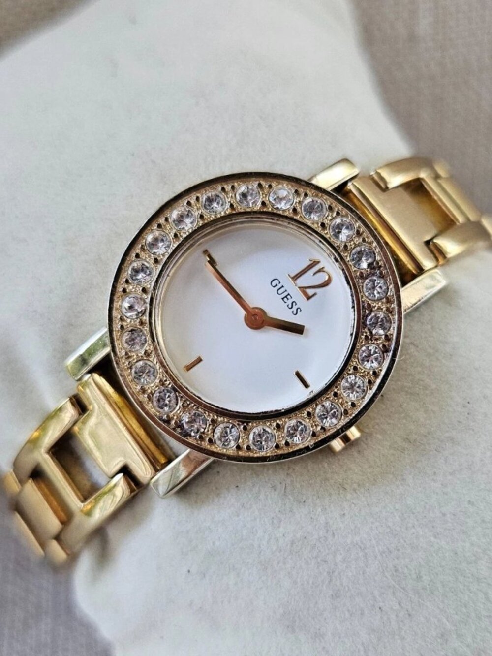Vintage Guess Ladies Wristwatch Crystals Accent Bezel Quartz Aanlog Gold Watch